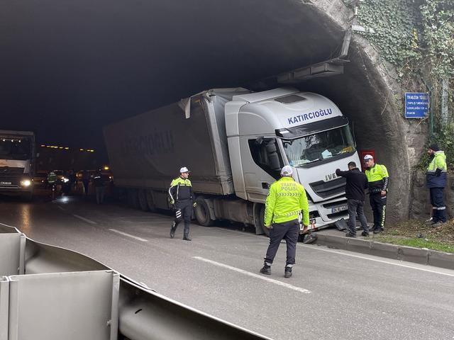 Trabzon'da tünel duvarına çarpan tırın sürücüsü yaralandı