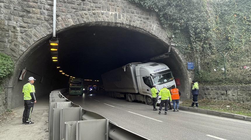 Trabzon'da t&uuml;nel duvarına &ccedil;arpan tırın s&uuml;r&uuml;c&uuml;s&uuml; yaralandı