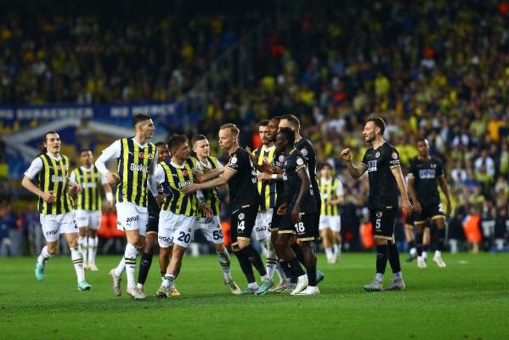 Fenerbahçe iddiası olay oldu! 'Şampiyonluk gitti! Sezon sonu herkes ağlar' dedi, yeni hedef bile verdi... Serdar Ali Çelikler'den çok konuşulacak iddia 728xauto