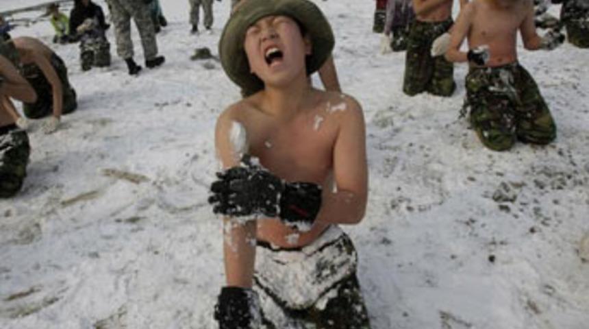 Koreli &ouml;ğrencilere savaş talimi