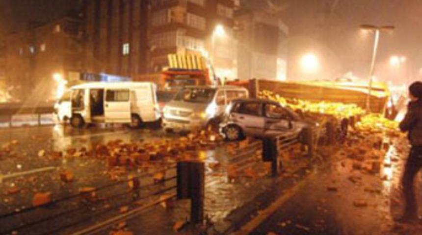 Sağanak yağış zincirleme kaza getirdi!...