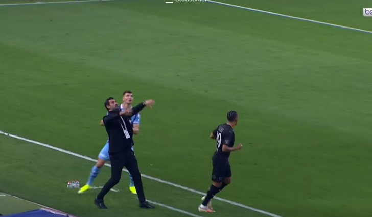 Volkan Demirel'den çıplak elle harika kurtarış! Spiker bile şaştı kaldı "Eldivene ihtiyacı yok" G1