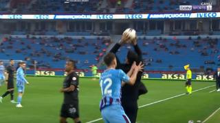 Volkan Demirel'den çıplak elle harika kurtarış! Spiker bile şaştı kaldı Eldivene ihtiyacı yok