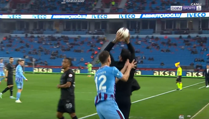 Volkan Demirel'den çıplak elle harika kurtarış! Spiker bile şaştı kaldı "Eldivene ihtiyacı yok" G3