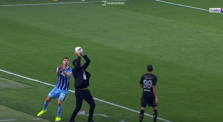 Volkan Demirel'den çıplak elle harika kurtarış! Spiker bile şaştı kaldı "Eldivene ihtiyacı yok" G4