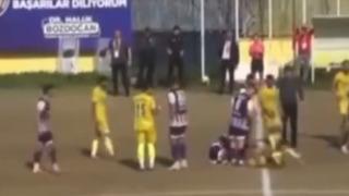 Maçta çok ilginç anlar: Kadın hakem itekledi, futbolcu yerde defalarca yuvarlandı