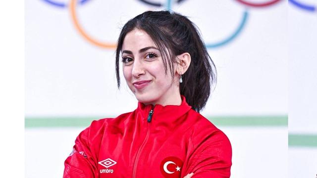 Bulgaristan'da düzenlenen Avrupa Halter Şampiyonası'nın ilk gününde kadınlar 45 kiloda Cansu Bektaş, koparmada 75 kilo kaldırarak Türkiye'nin şampiyonadaki ilk altın madalyasını kazandı. 640xauto
