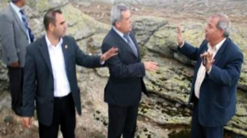 Başkanla muhtarın &lsquo;saha&rsquo; kavgası