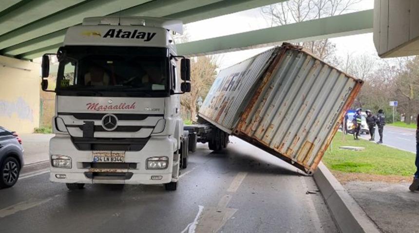 Bakırköy'de TIR'ın dorsesi alt geçite çarptı! Trafik kilitlendi