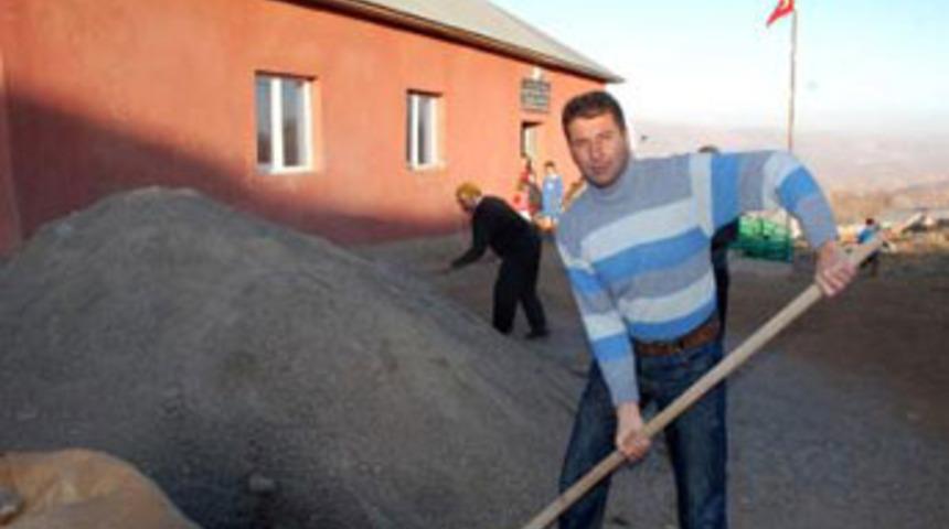 Kızları için mezraya okul yaptırdı