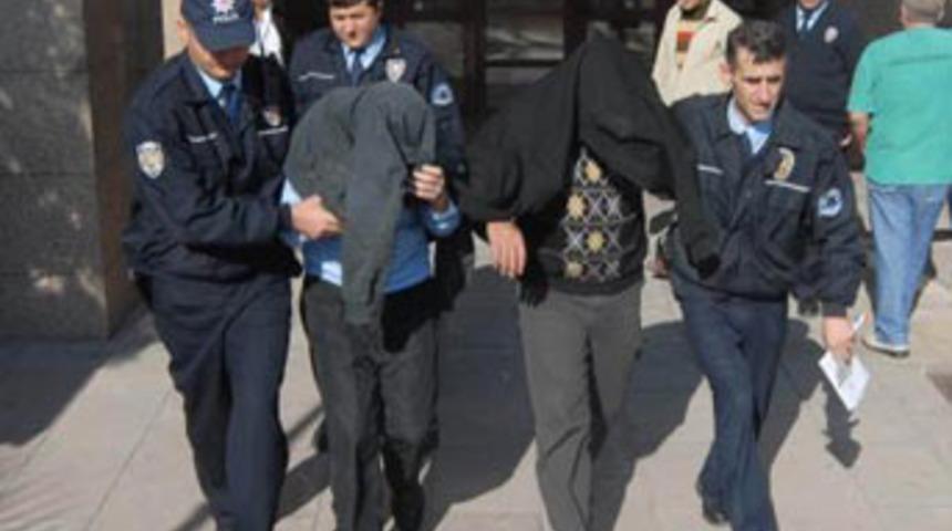 &Uuml;niversiteli kıza k&ouml;pr&uuml; altında tecav&uuml;z