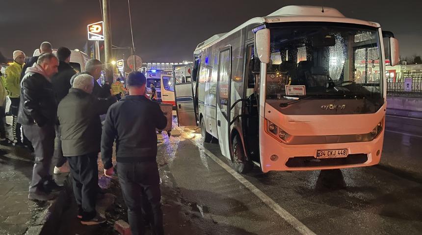 Bursa'da midibüsün elektrik direğine çarpması sonucu 10 yabancı turist yaralandı