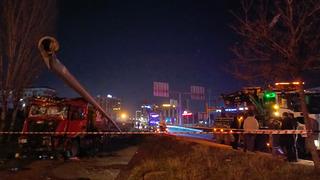 Bağcılar'da kaza! Hafriyat kamyonu aydınlatma direğine çarptı 