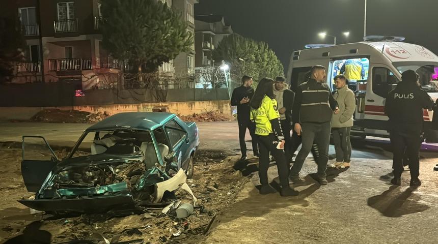 Kocaeli'de iki otomobilin çarpıştığı kazada biri ağır 3 kişi yaralandı