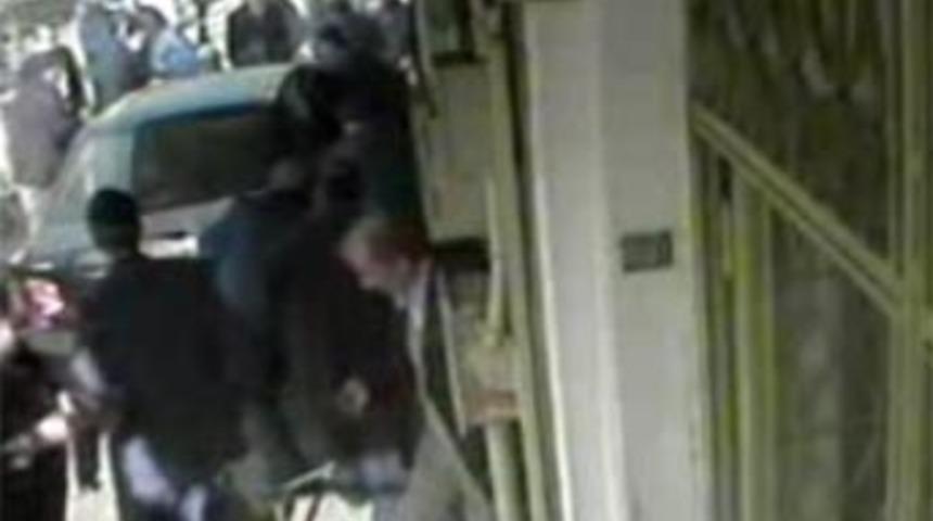 Otomobil, cami cemaatinin i&ccedil;ine daldı