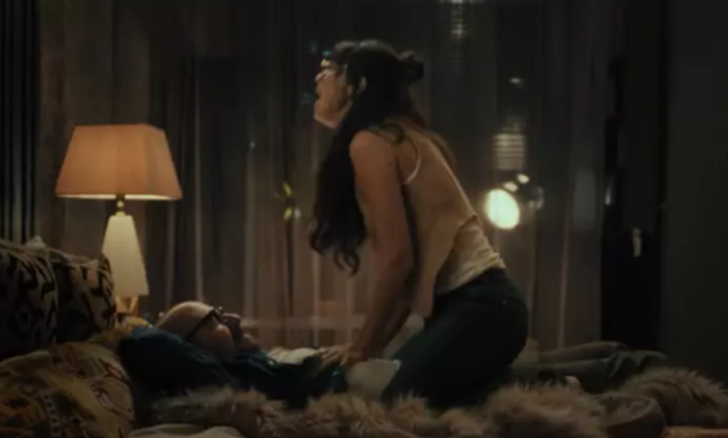 Halit Ergenç'le yatak sahnesi gündem olmuştu! Tuba Büyüküstün transparan tarzıyla galaya damga vurdu G1