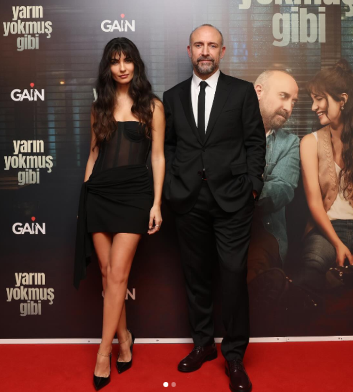 Halit Ergenç'le yatak sahnesi gündem olmuştu! Tuba Büyüküstün transparan tarzıyla galaya damga vurdu G2