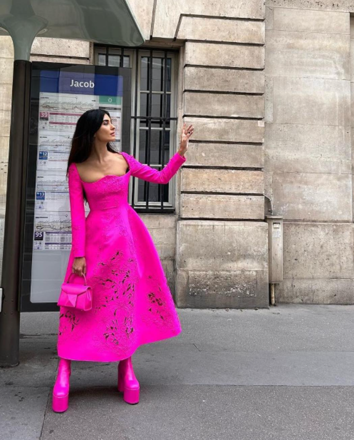 Halit Ergenç'le yatak sahnesi gündem olmuştu! Tuba Büyüküstün transparan tarzıyla galaya damga vurdu G5