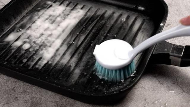 Direkt makineye atmayın! Döküm tava nasıl temizlenir? 4