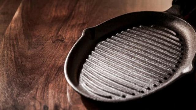 Direkt makineye atmayın! Döküm tava nasıl temizlenir? 5