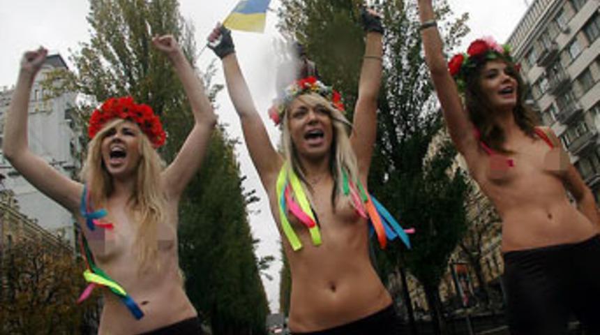 Putin karşıtı &ccedil;ıplak eylem