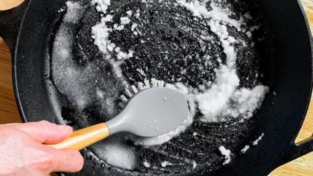 Direkt makineye atmayın! Döküm tava nasıl temizlenir? 6