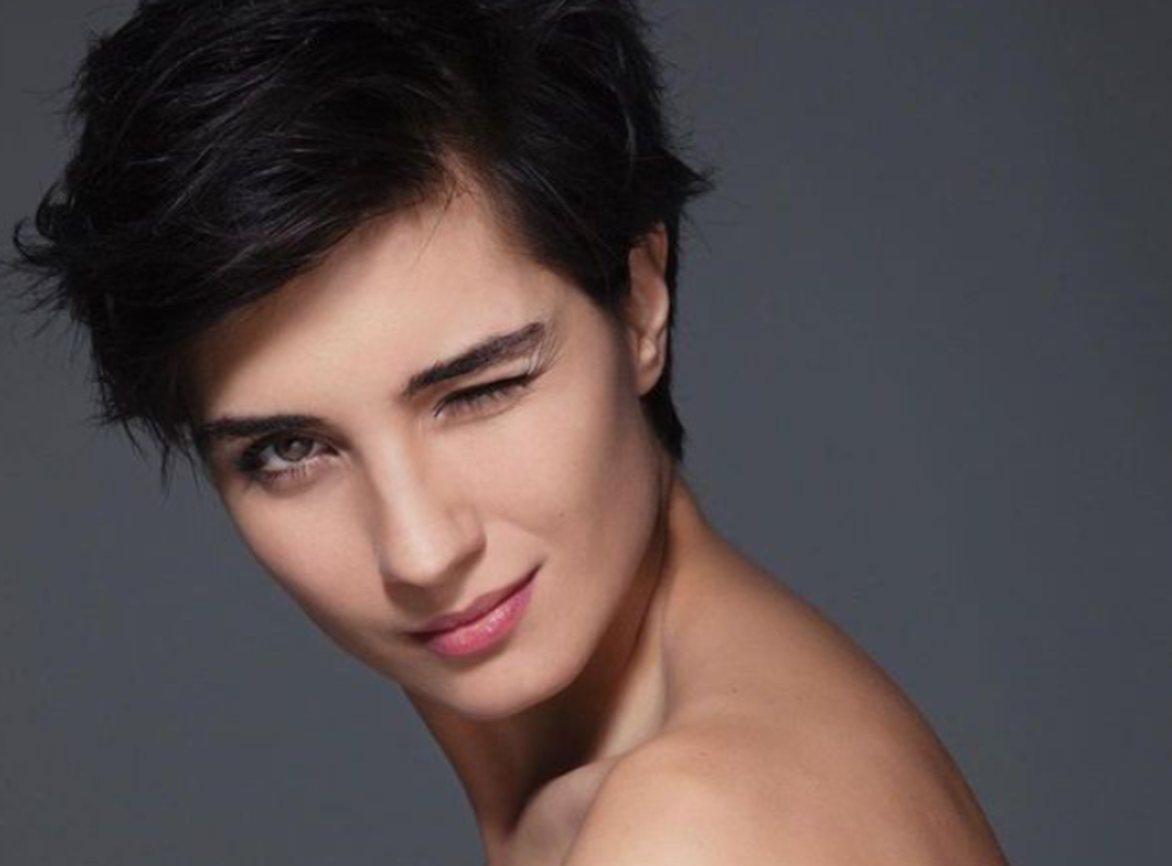 Halit Ergen&ccedil;'le yatak sahnesi g&uuml;ndem olmuştu! Tuba B&uuml;y&uuml;k&uuml;st&uuml;n transparan tarzıyla galaya damga vurdu