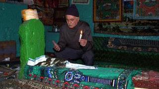 Türbeye bunu da attılar!