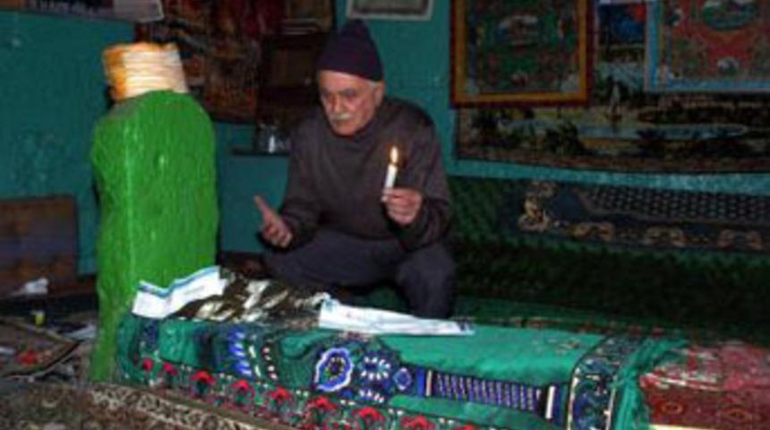 Türbeye bunu da attılar!