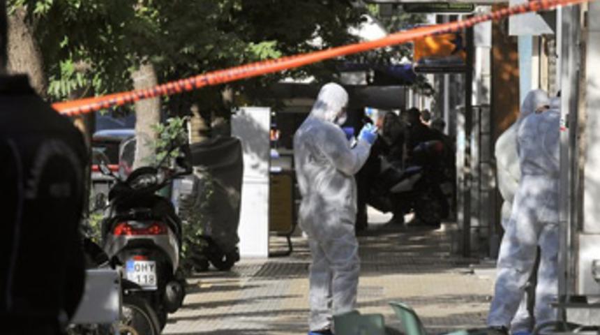 Atina'da bombalar art arda patlıyor