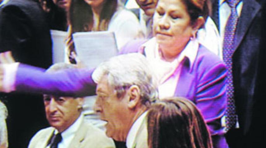 Kadın vekilden erkek vekile yumruk