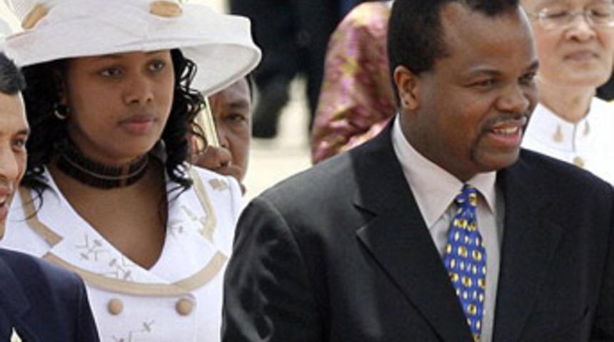 Adalet Bakanı Kral'ın eşiyle basıldı