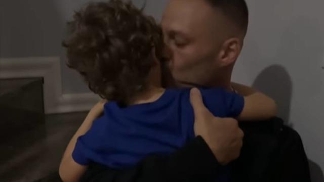 Sosyal medya kahroldu! Atakan'ın oğlu babasını ekranda görünce ağladı: Üzülüyorum kaybetmesine...