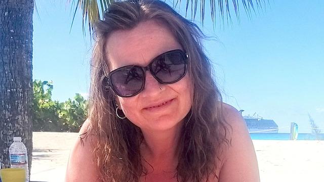 Mecbur kalmadıkça kıyafet giymediklerini söyleyen çift çırılçıplak yaşıyorlar! Natüralist çift gündem yarattı... 'Sapık değiliz'