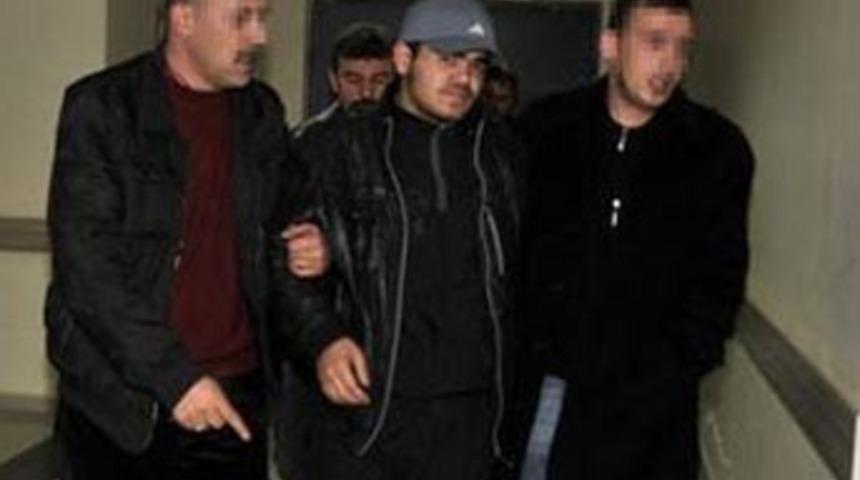 Kuzenini kalbinden bı&ccedil;akladı