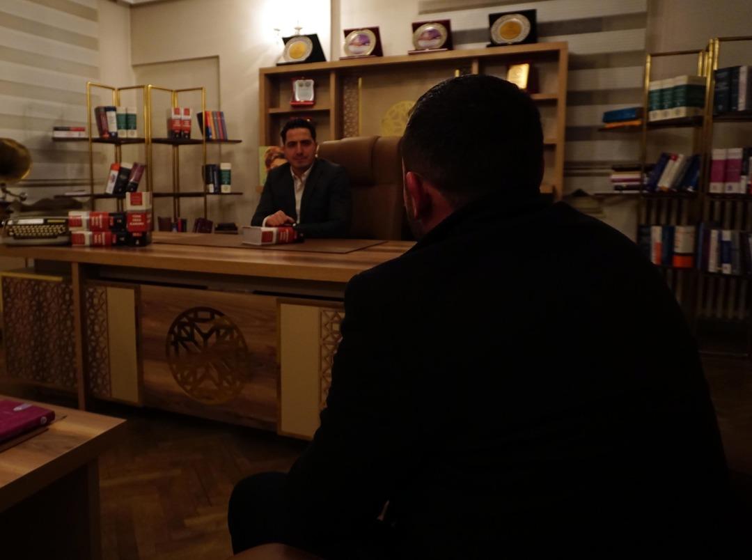 &Uuml;vey kızına insan dışkısı yedirdi, duruşma salonundan g&uuml;lerek &ccedil;ıktı! "Sizin &ccedil;ocuklarınız et-balık yerken..."