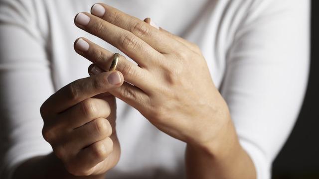 Yok böyle dava: 43 yılda 12 kez evlenip boşandılar! Yaşlı çift dolandırıcılıktan soruşturmada