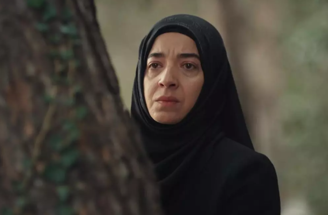 Kızıl Goncalar'ın M&uuml;yesser'i Asiye Din&ccedil;soy'un ger&ccedil;ek hayattaki hali dikkat &ccedil;ekti! Baş&ouml;rt&uuml;s&uuml;z haliyle bambaşka biri