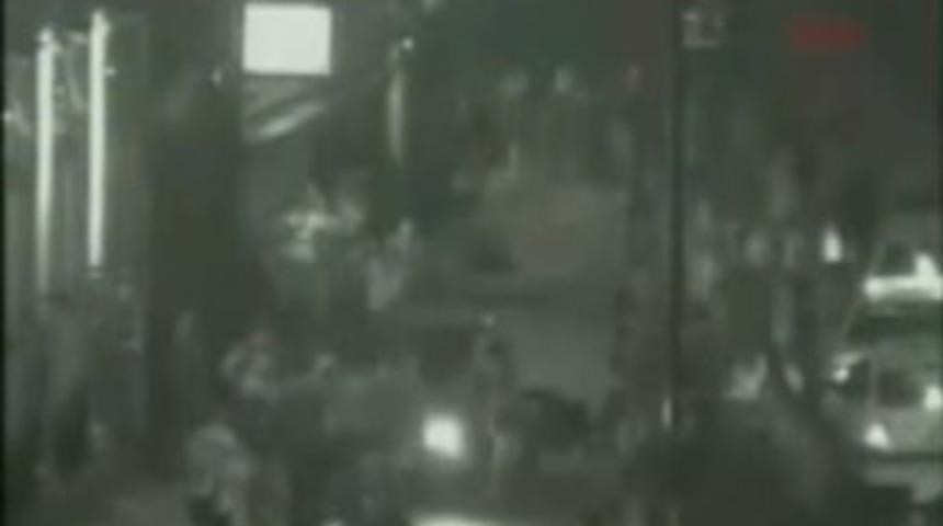 Otomobille vatandaşların arasına daldı