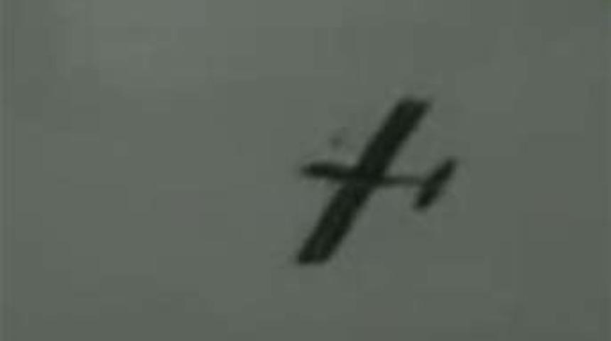 Endonezya'da u&ccedil;ak yere b&ouml;yle &ccedil;akıldı