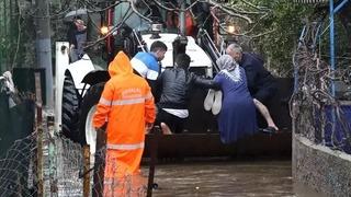 Antalya'daki selde araçlar ve evler sular altında kaldı, uçaklar inemedi... Acı haber: Cansız bedeni bulundu