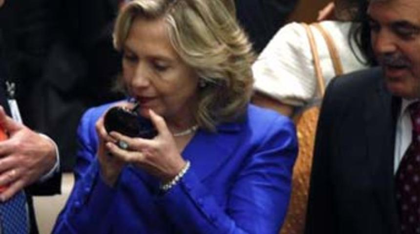 Hillary rujunu tazeledi, G&uuml;l şaştı kaldı