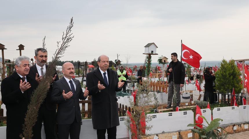 KKTC Cumhurbaşkanı Tatar, Adıyaman'daki İsias Otel'in enkaz alanında konuştu: