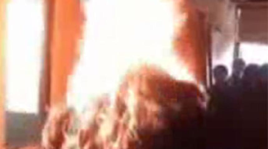 Evinden &ccedil;ıkmamak i&ccedil;in cayır cayır yandı!