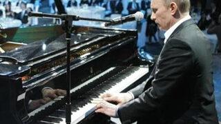 Piyano çaldı İngilizce şarkı söyledi