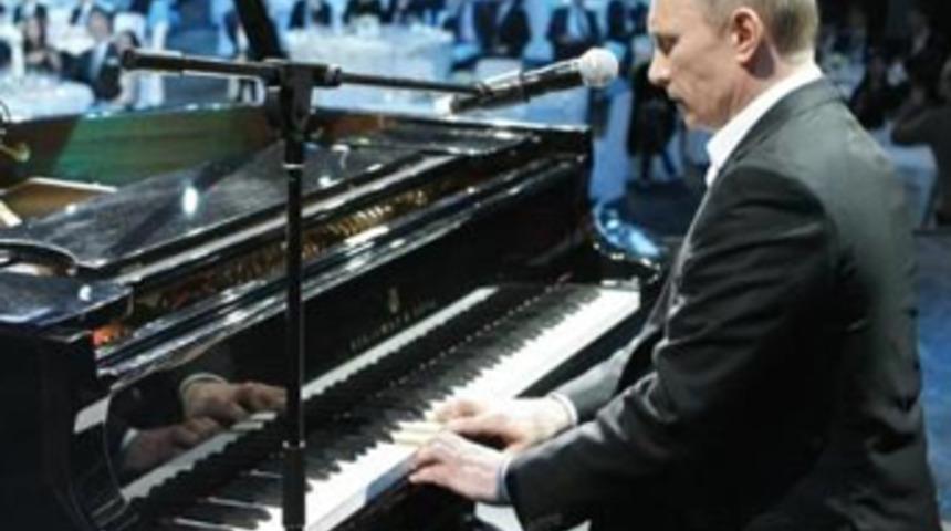 Piyano çaldı İngilizce şarkı söyledi