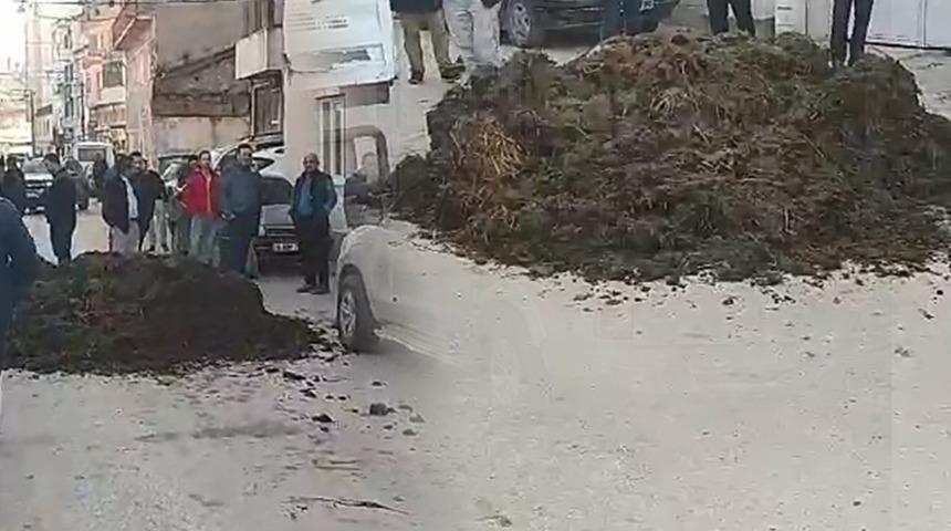 Belediye başkan adayına şok protesto! Binanın önüne gübreyi boşalttı: 'Bizim işimizi bitirsin, ondan sonra gelsin'