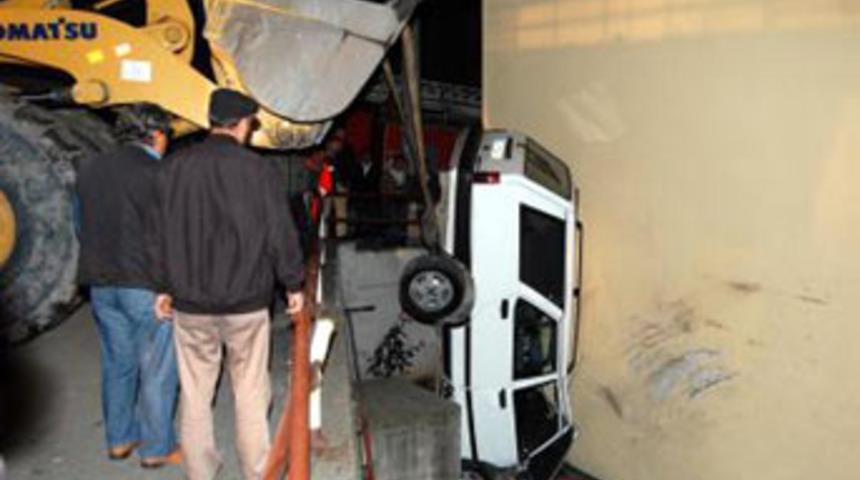 Kız arkadaşına otomobille hava atarken...