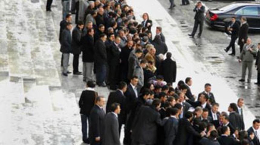 Kılıçdaroğlu'na kapı değiştirten kalabalık