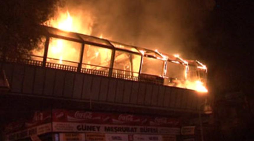 Tinerciler t&uuml;p ge&ccedil;idi ateşe verdi